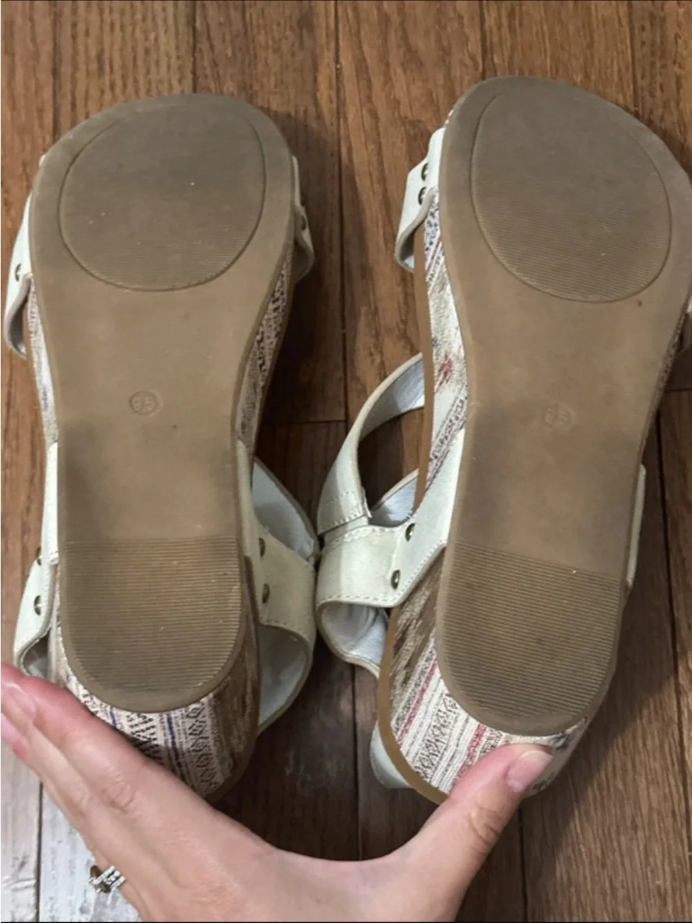 Very G Giavanna Wedge with Western/Aztec Pattern Size 9.5